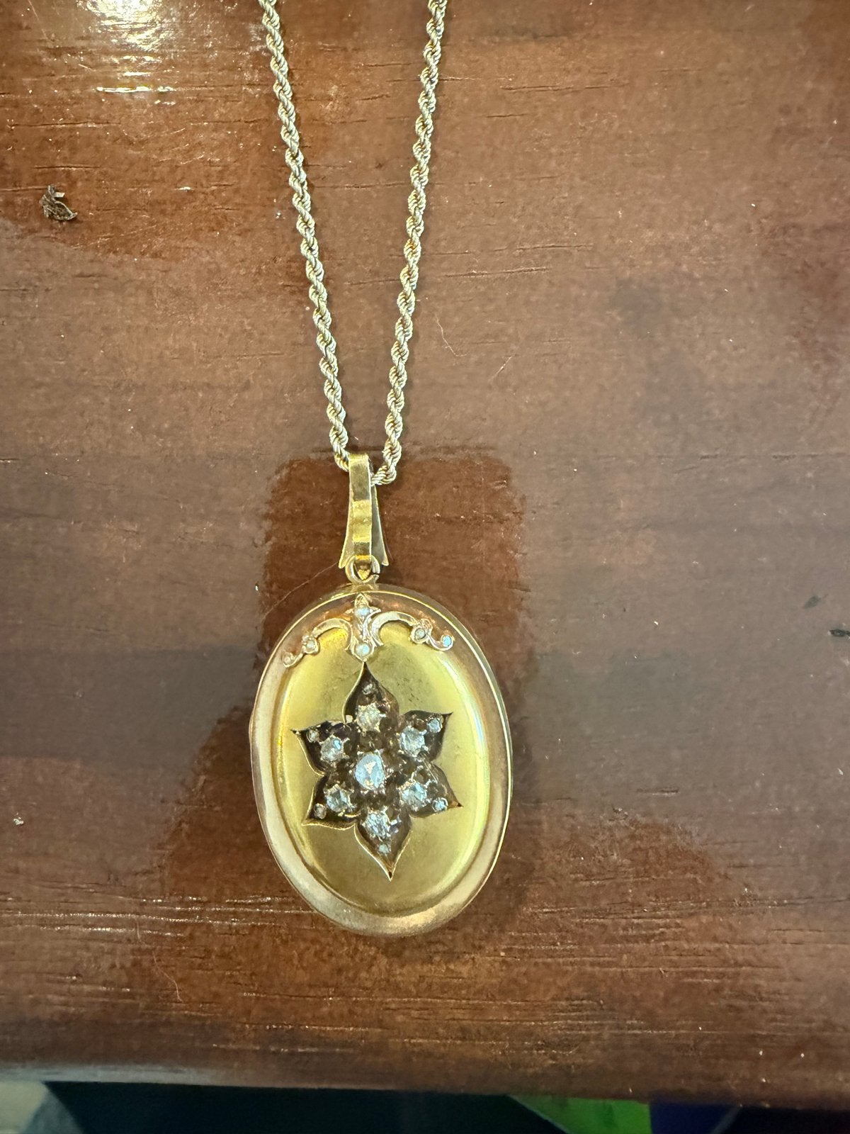 Antieke Gouden Medaillon Ketting uit de 18e Eeuw, Ophalen of Verzenden, Goud, Ketting, Met edelsteen