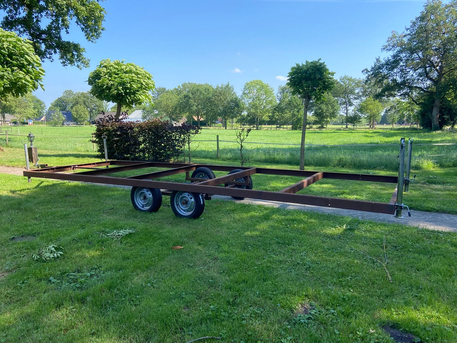 Onderstel/ aanhangwagen met stabilisatiepoten, Ophalen, Zo goed als nieuw