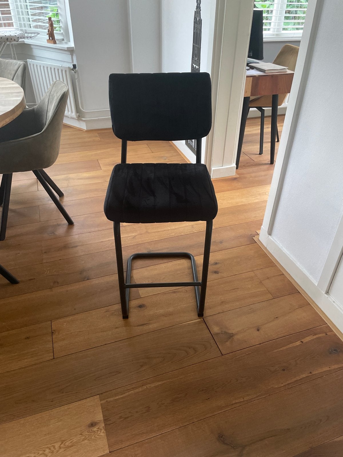 2x Leitmotiv barkrukken, zwart staal en stof, z.g.a.n., Ophalen, 60 tot 90 cm, Zo goed als nieuw, Metaal