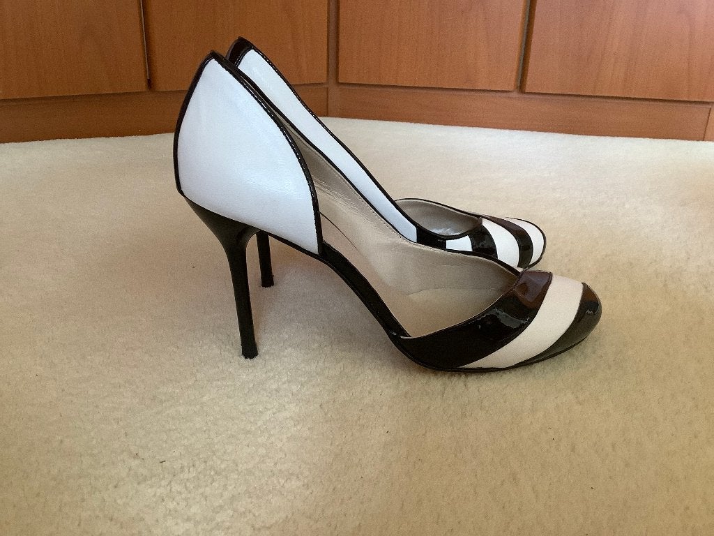 Prachtige wit/zwart hakken pumps van Karen Millen, 38 1/2., Pumps, Karen Millen, Wit, Ophalen of Verzenden
