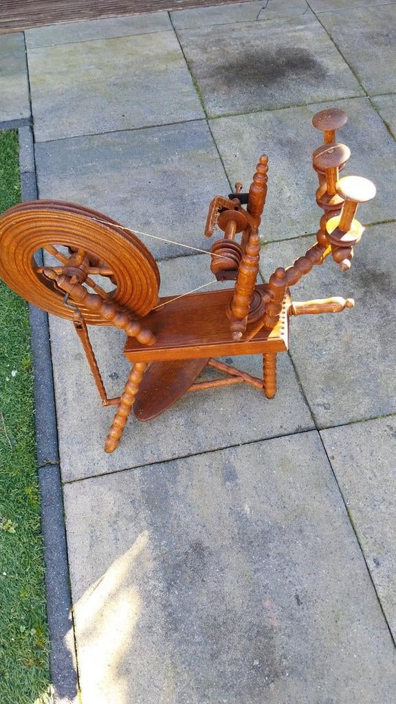 Mooi houten spinnewiel, Ophalen