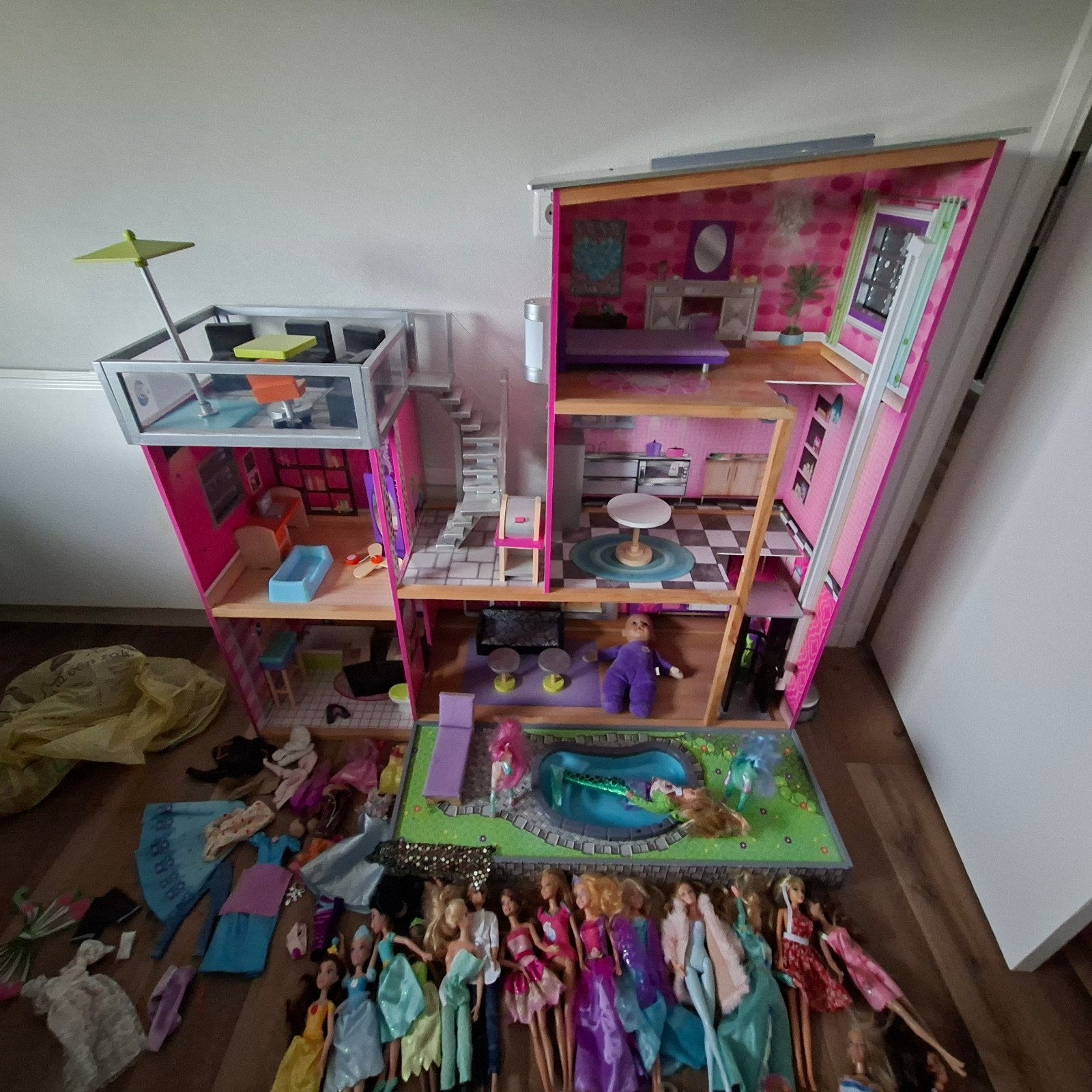 Barbiehuis met vele Barbies en kleding, Verzenden, Gebruikt, Barbie