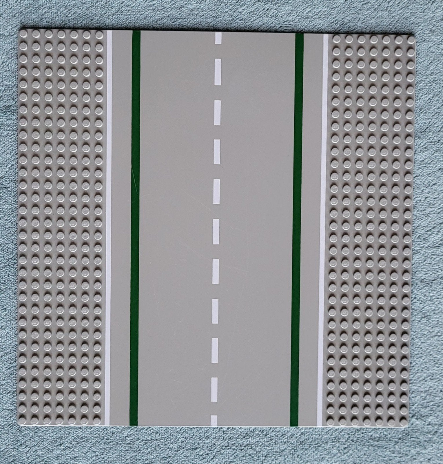 Lego weg bouw plaat recht 32x32 studs met fietspad opdruk., Ophalen of Verzenden, Gebruikt, Grondplaat, Lego