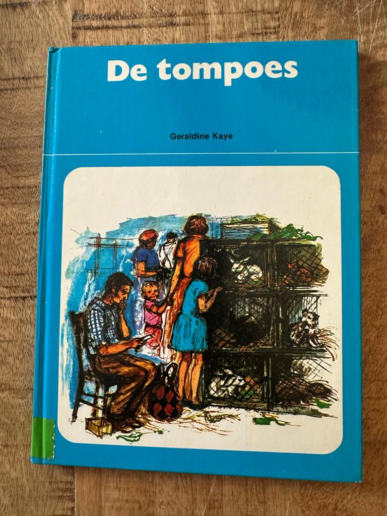 De Tompoes - Geraldine Kaye (Kinderboek), Ophalen of Verzenden, Gelezen, Fictie algemeen