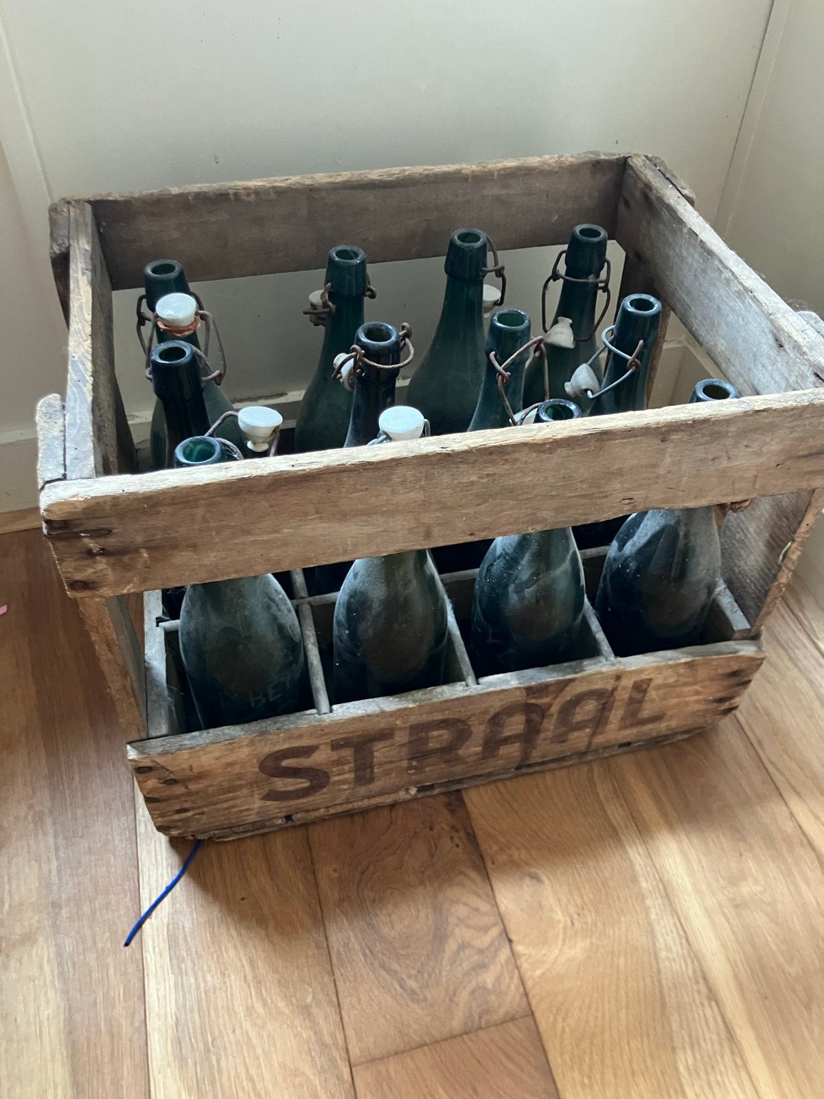 Vintage houten krat met 12 oude flessen, Ophalen
