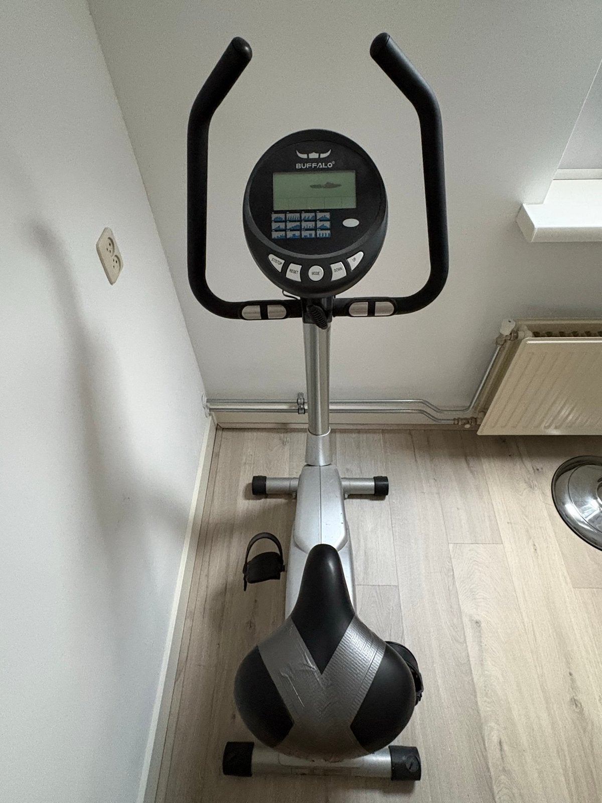 Hometrainer Buffalo - Werkt op batterijen en stroomkabel, Ophalen, Gebruikt, Metaal, Benen