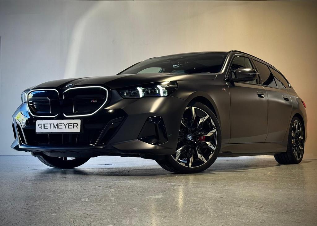 BMW i5 Touring M60 xDrive |Panorama |Ext/Inter. Carbon |Icon, Automaat, 12 maanden, Gebruikt, Verwarming stoelen achter