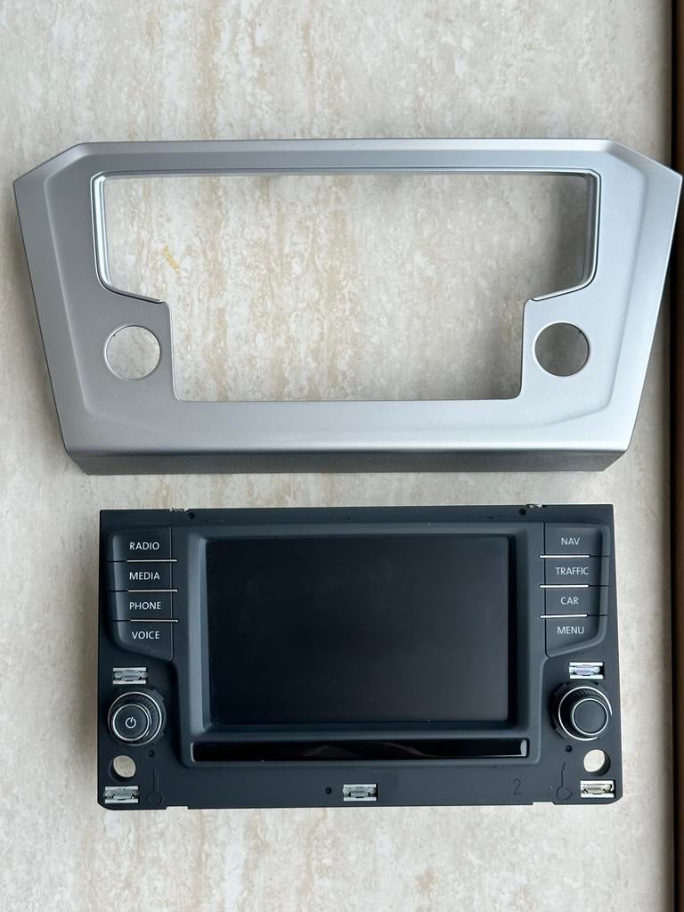 3G0919605D VW Screen 6.5 Volkswagen Frame Silver Color Used, Ophalen of Verzenden, Zo goed als nieuw