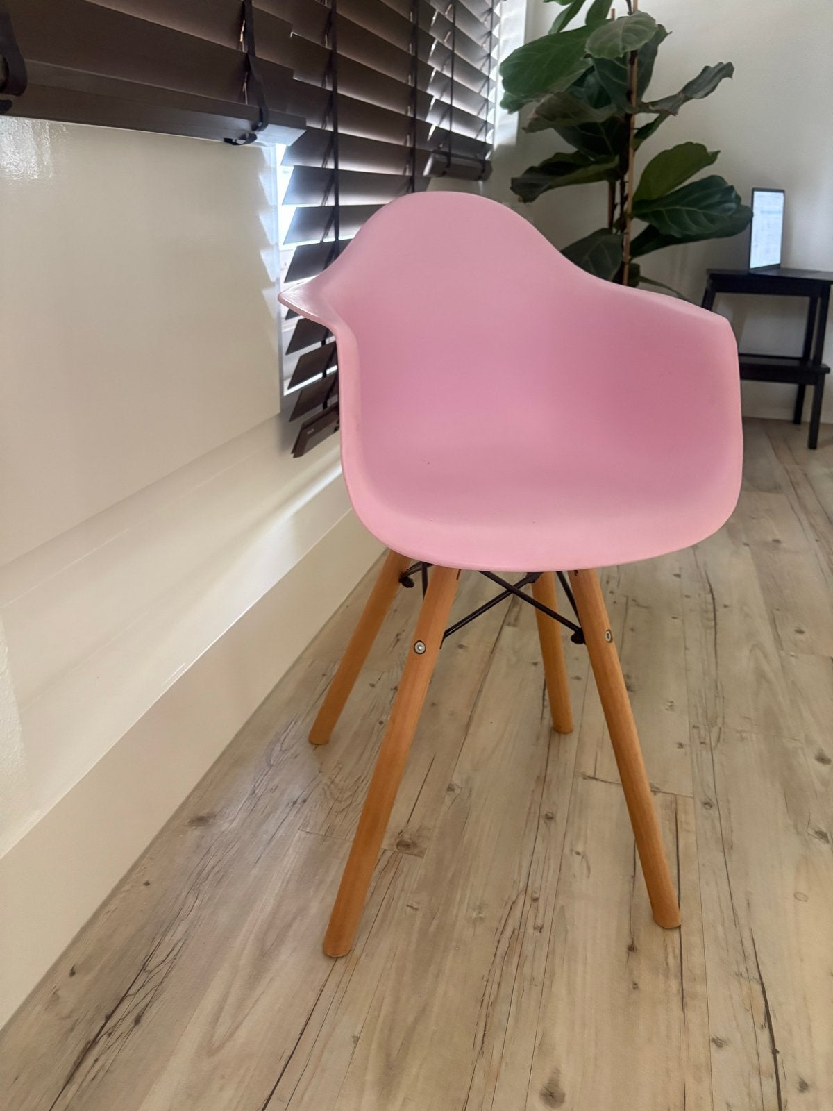 Roze stoel met houten poten - gratis af te halen, Ophalen, Gebruikt, Overige kleuren, Eén