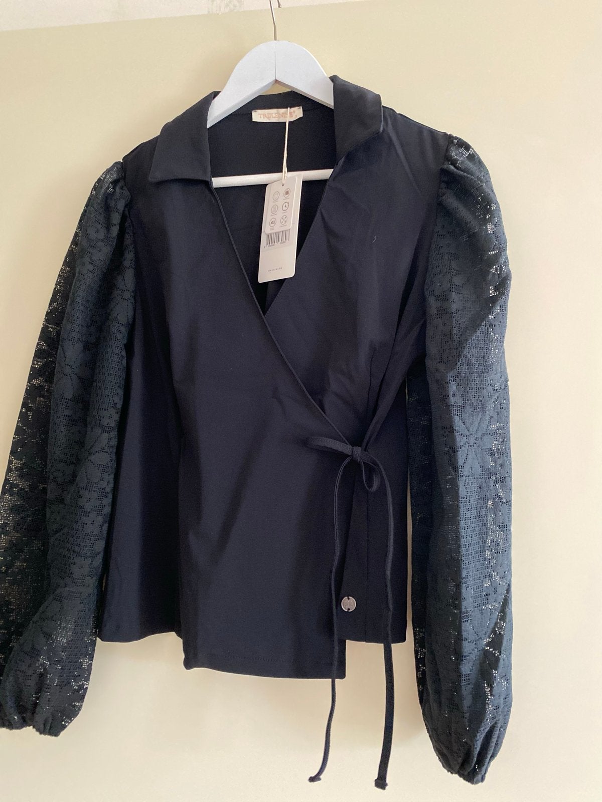 Zwarte overslagblouse met kanten mouwen - Travel Quality, Ophalen of Verzenden, Nieuw, Maat 36 (S), Zwart