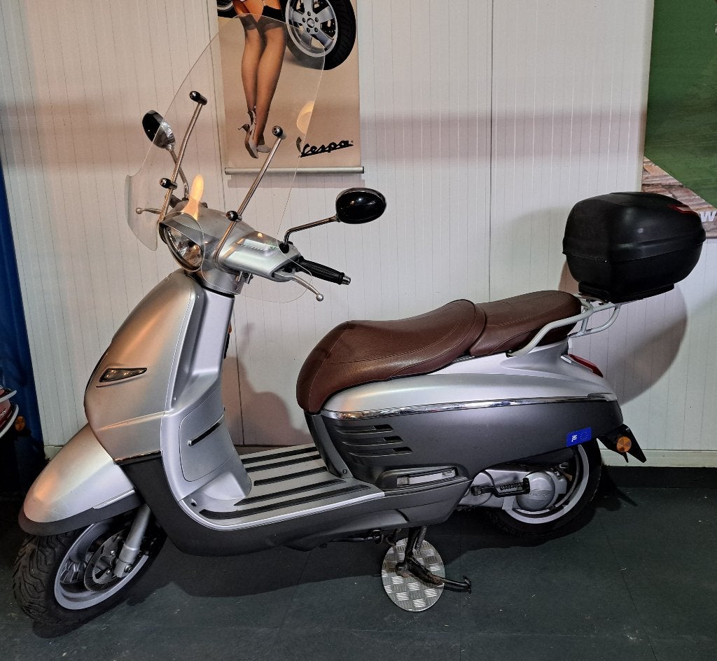 Zilverkleurige Peugeot Django bromscooter, Ophalen, Overige modellen, Zo goed als nieuw, Benzine