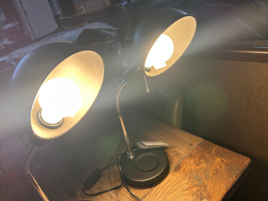 twee mat zwarte bureau lampen buigzaam op stevige voet, Huis en Inrichting, Lampen | Tafellampen, Ophalen of Verzenden, Zo goed als nieuw