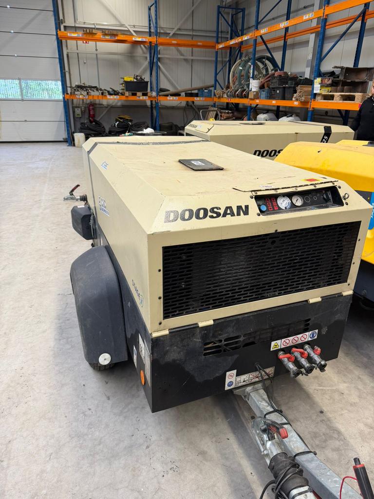 Doosan 7/25 Mobiele Compressor | 2022 | STAGE V | Lage Uren, Ophalen, 800 liter/min of meer, Zo goed als nieuw, Mobiel