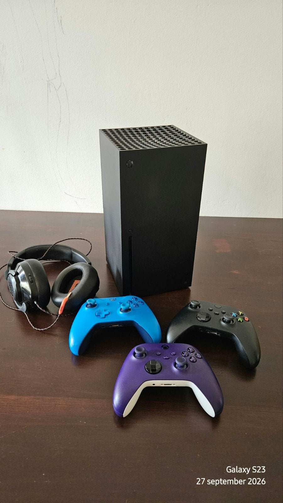 Foto 2 van Xbox Series X disc edition met 3 controllers