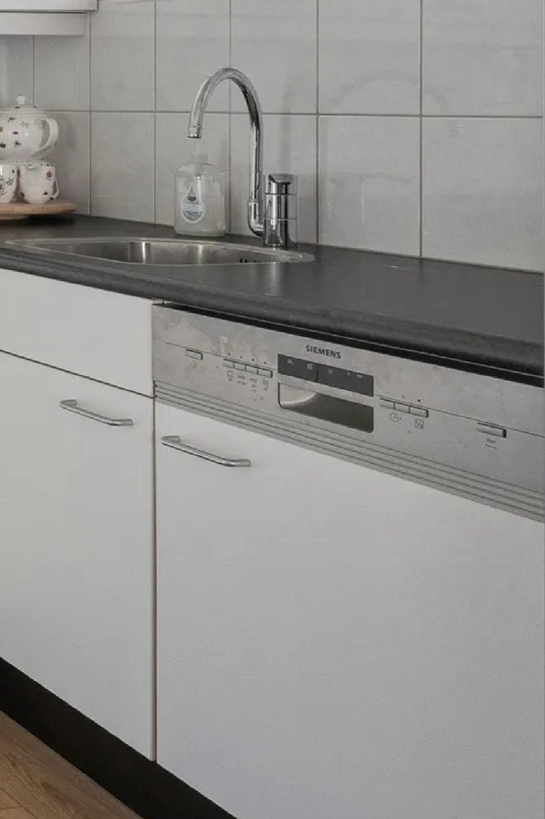 Moderne witte hoekkeuken met koelkast en apparatuur, Ophalen, Gebruikt, Wit, Hoekkeuken