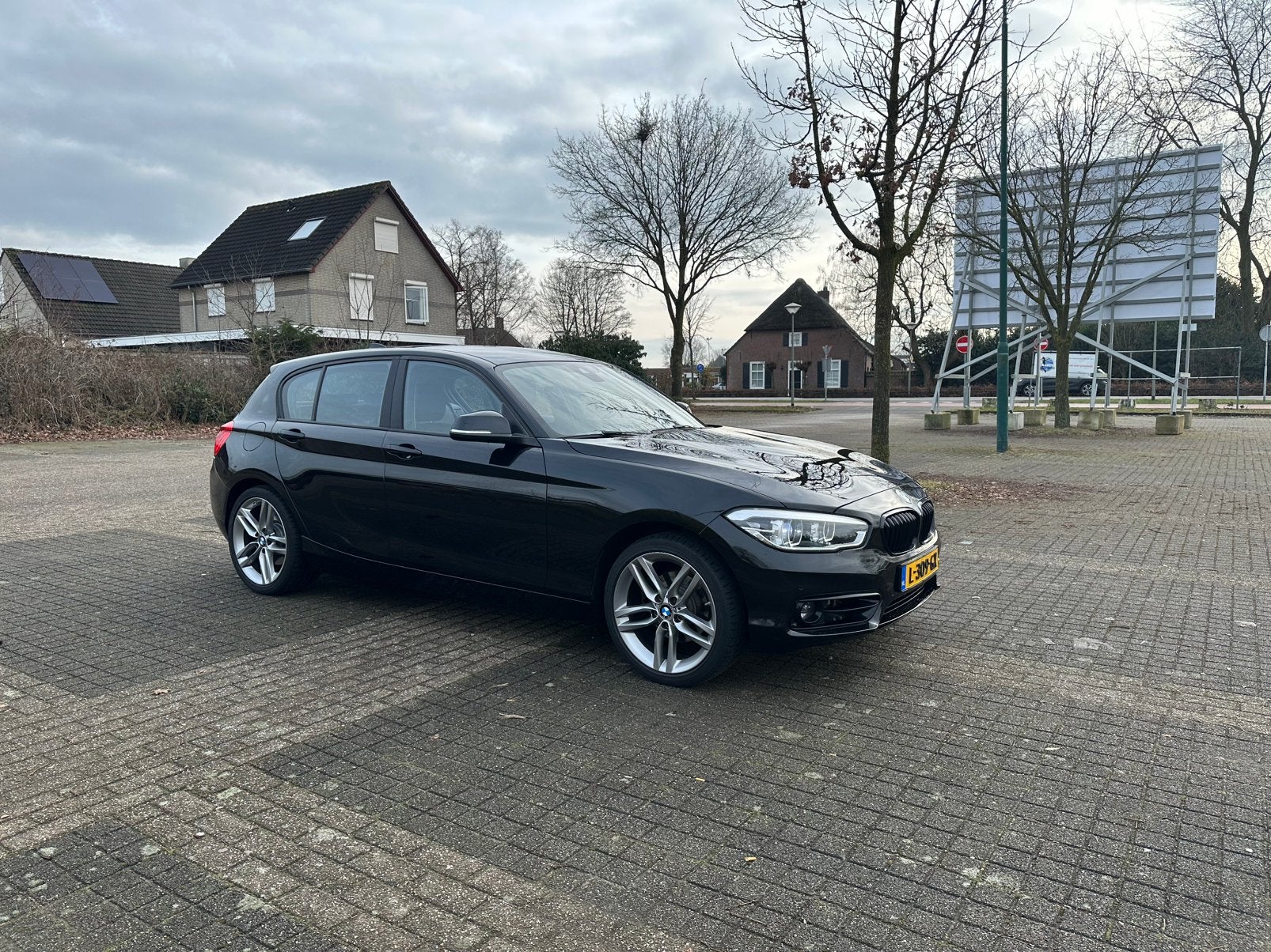 BMW 1-Serie 120i Sport Line | Automaat | M-Styling, 1998 cc, Achterwielaandrijving, 4 cilinders, Zwart
