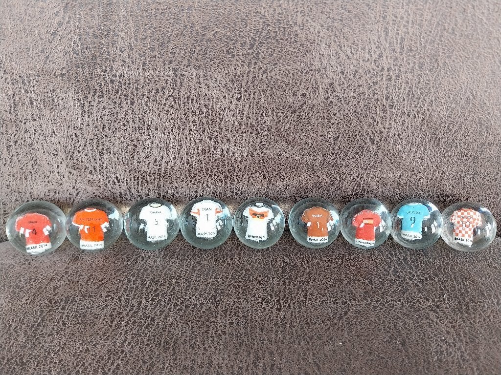 Te koop wk 2014 grote knikkers met voetbalshirts, Ophalen of Verzenden, Zo goed als nieuw, Buitenlandse clubs, Overige typen