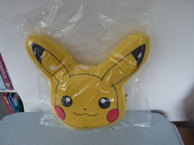 Pokémon Pikachu Kussen - Zacht geel pluche kussen Nieuw, Ophalen of Verzenden, Nieuw, Kleed of Kussen