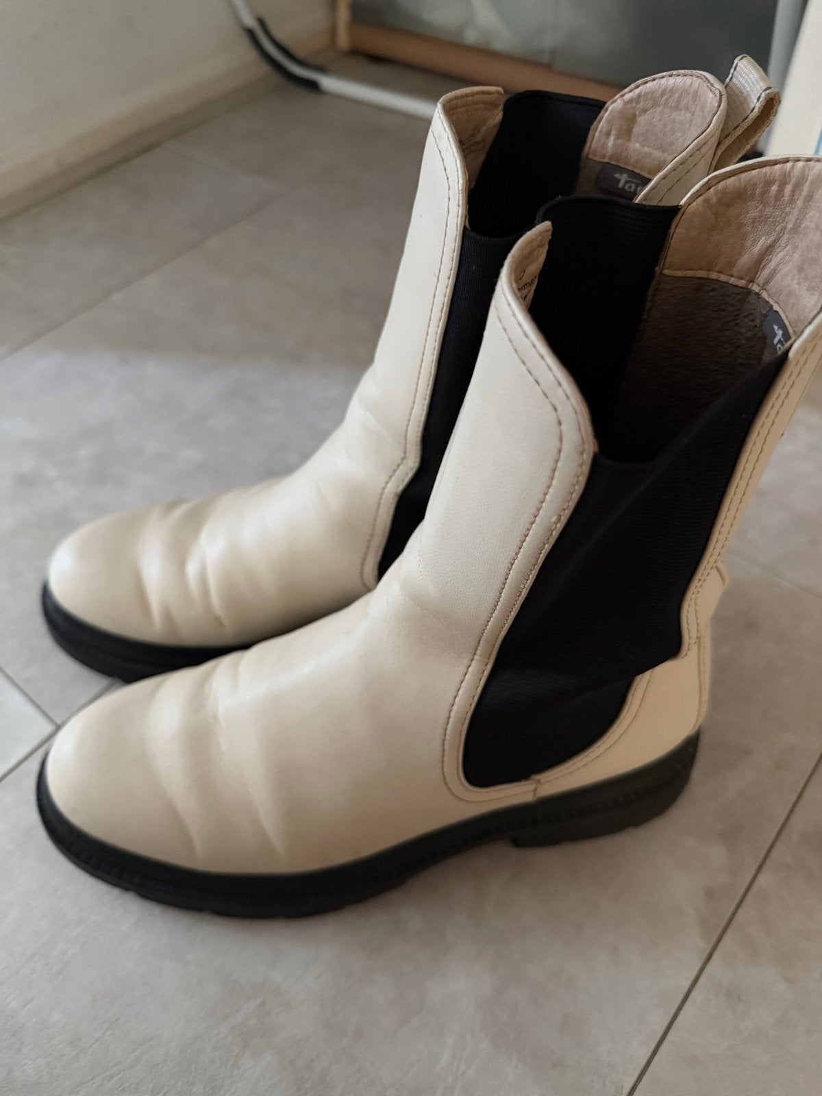Tamaris chelsea boots - beige - maat 39, Ophalen, Gedragen, Beige, Lage of Enkellaarzen