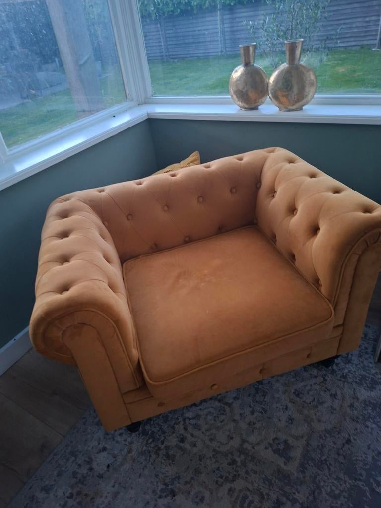 2 Stijlvolle okergele Chesterfield fauteuil, Chesterfield, Klassiek, Modern, 75 tot 100 cm, Ophalen of Verzenden, Zo goed als nieuw
