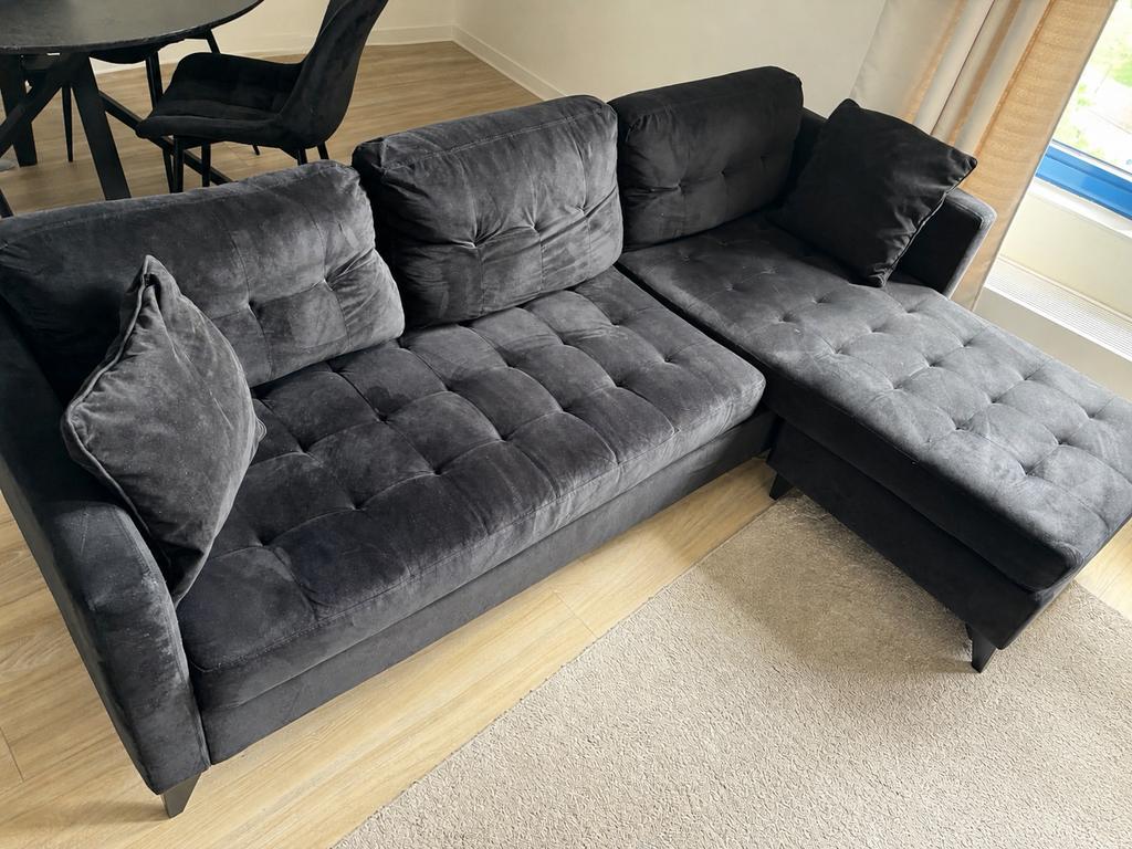 Moderne zwarte hoekbank met chaise longue, Huis en Inrichting, Ophalen, Zo goed als nieuw, Stof