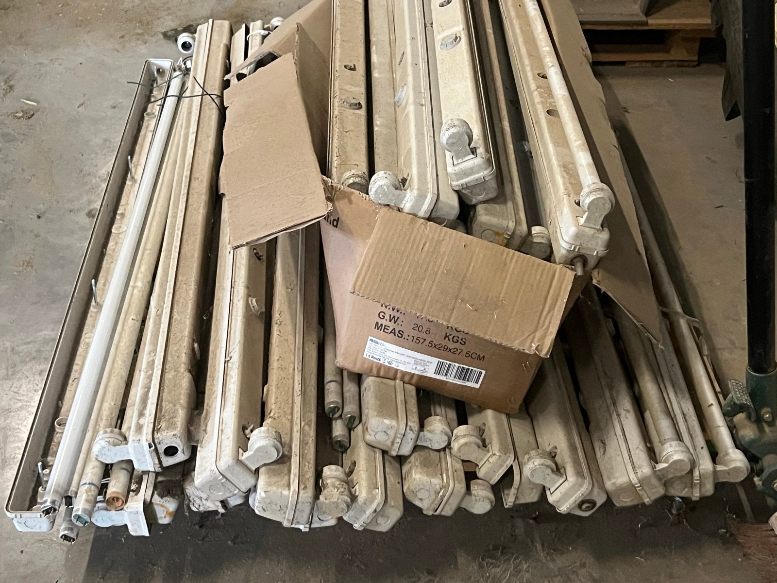 Partij TL-armaturen. Gebruikt.1.50 breed, doorsnee lamp 25mm, Ophalen, Gebruikt, Minder dan 50 watt, Lamp met armatuur