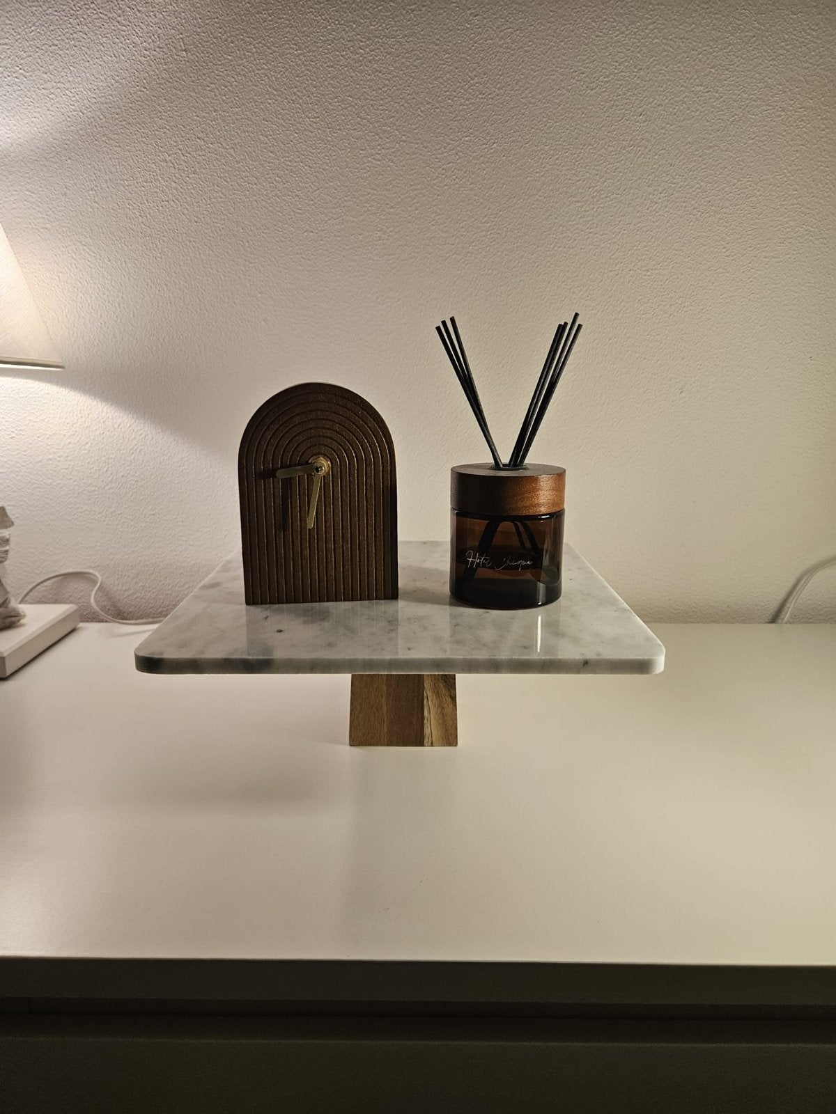 Decoratieve marmeren plateau met houten voet, Hout, Ophalen of Verzenden, Zo goed als nieuw, Modern