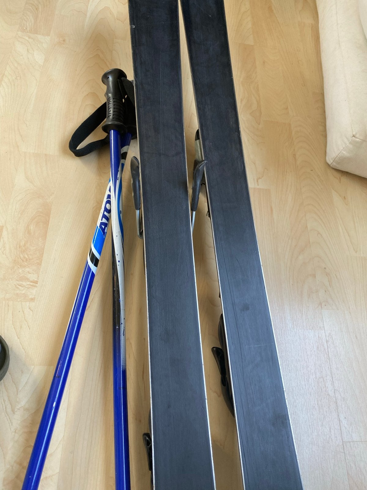 Atomic dames ski's 150 cm met stokken (binding defect), 140 tot 160 cm, Gebruikt, Ophalen of Verzenden, Atomic