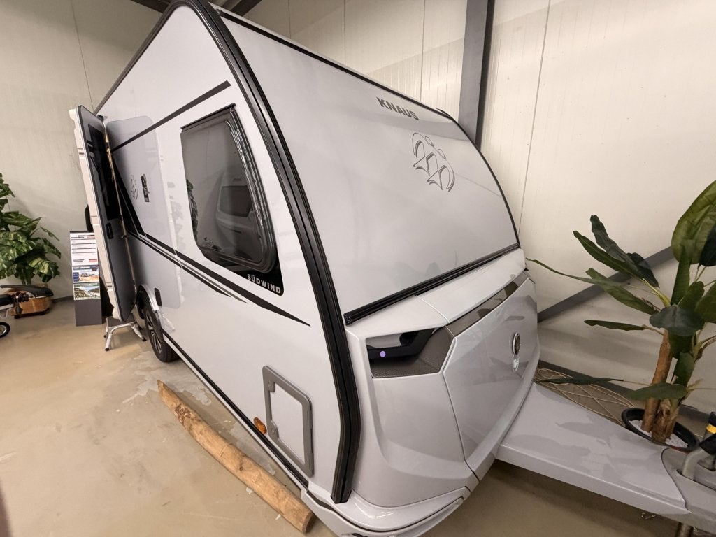 Knaus Sudwind Black Selection 450 FU +1700KG+Vloerverwarming, Caravans en Kamperen, Caravans, Rondzit, Bedrijf, Schokbreker, Overige typen