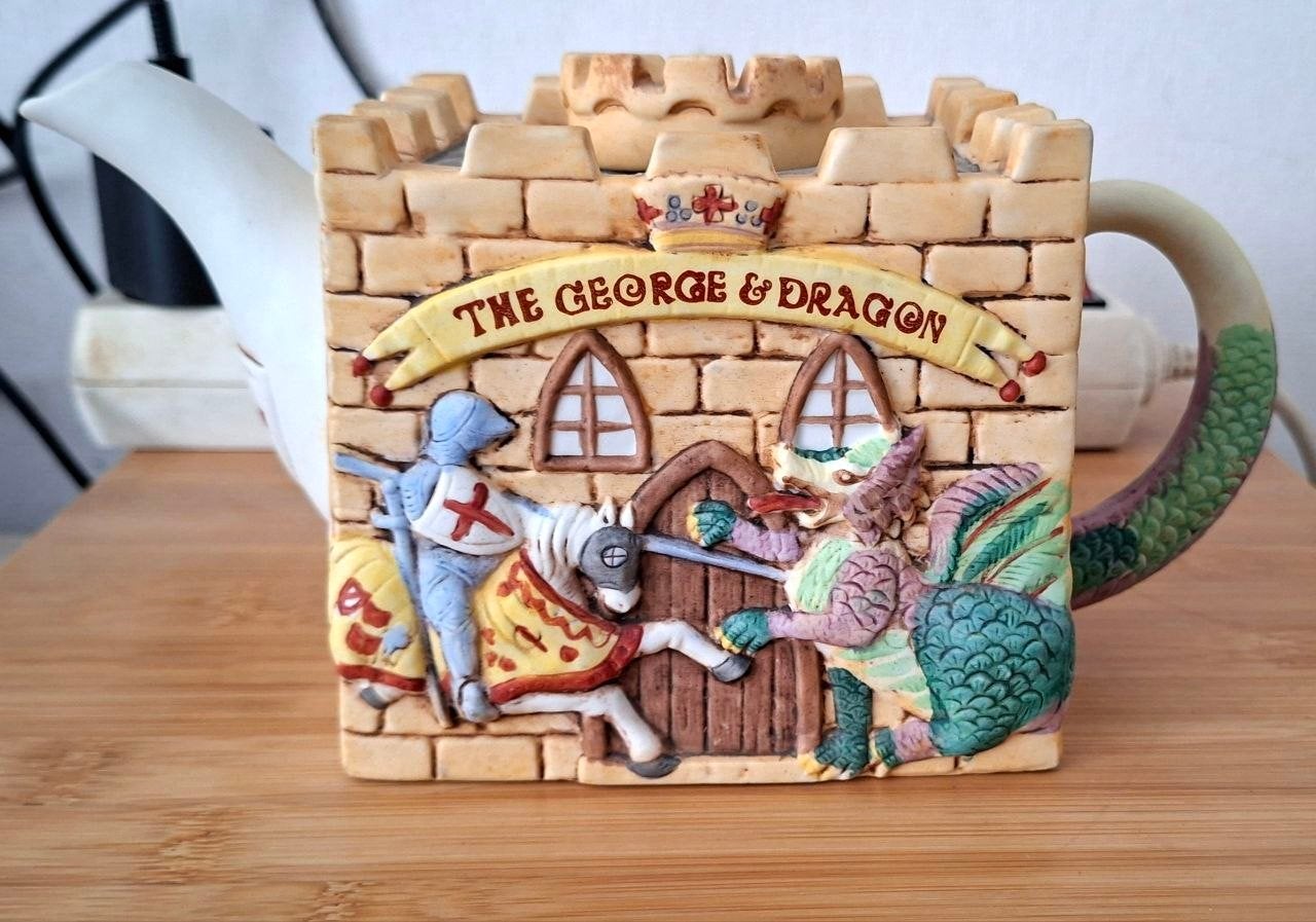 The George & Dragon Theepot - Christopher Wren, Ophalen of Verzenden