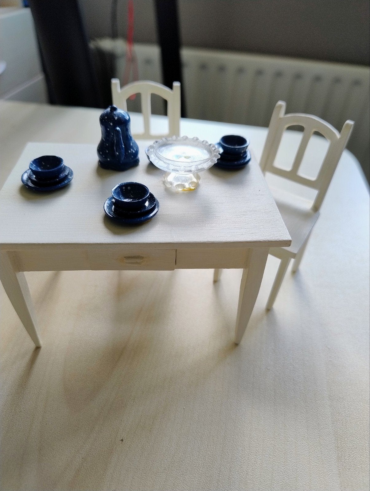 Poppenhuis keukentafel met 2 stoeltjes en servies 1:12, Ophalen of Verzenden
