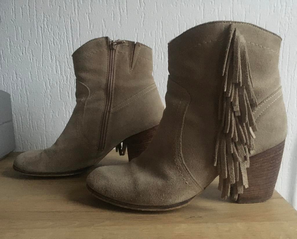 Beige laarsjes met franjes maat 40., Beige, Lage of Enkellaarzen, Ophalen of Verzenden, Zo goed als nieuw