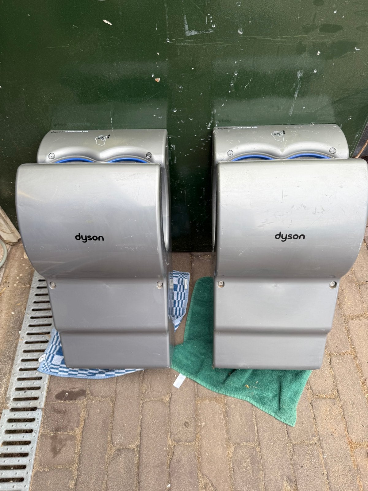 De Dyson Airblade dB de “hands-in” bladeless handdroger., Ophalen, Toilet