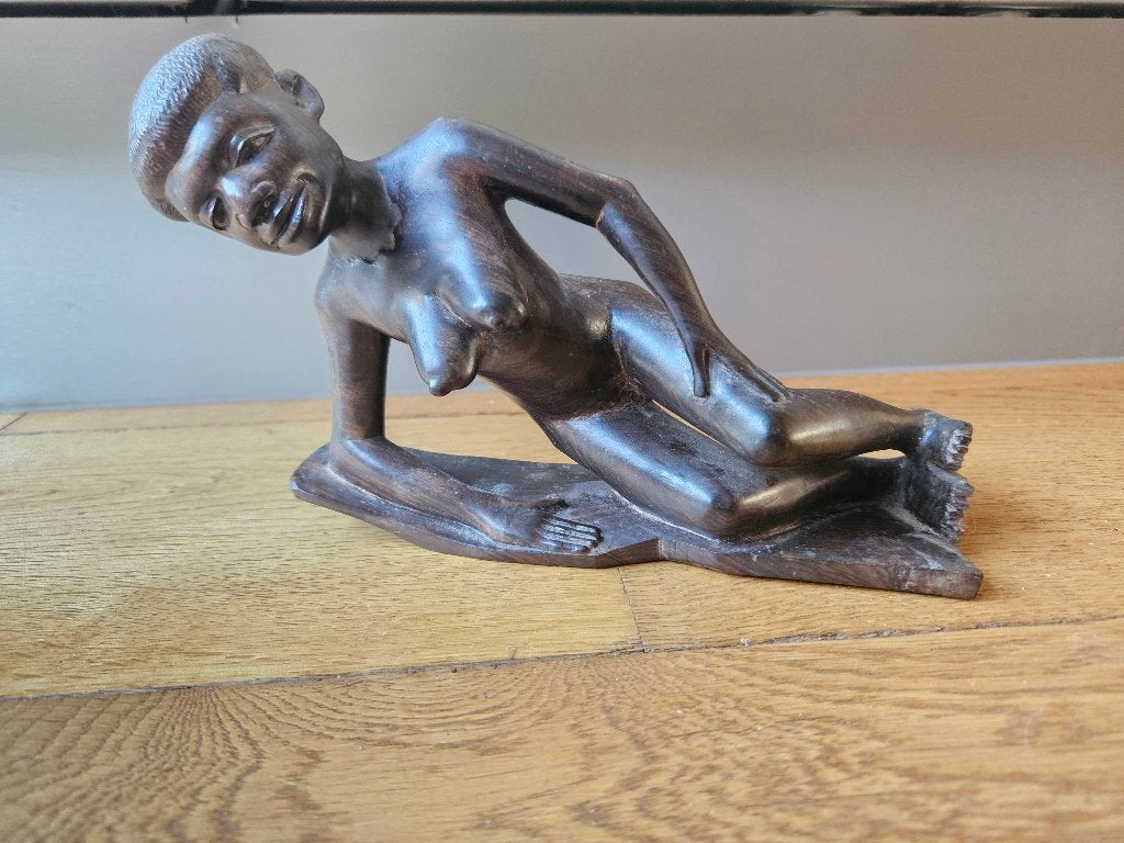 Houtsnijwerk liggende vrouw, Houtsnijwerk, Minder dan 20 cm, Ophalen of Verzenden, Hout