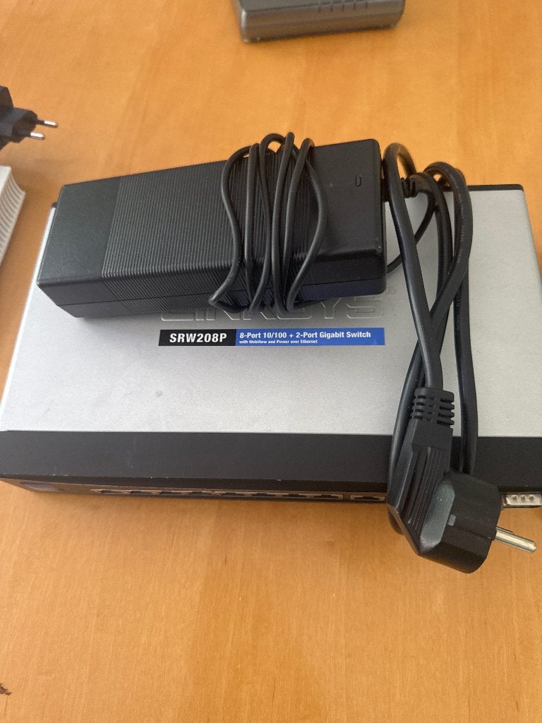 10 ports switch en router Linksys, Computers en Software, Netwerk switches, Ophalen, Gebruikt