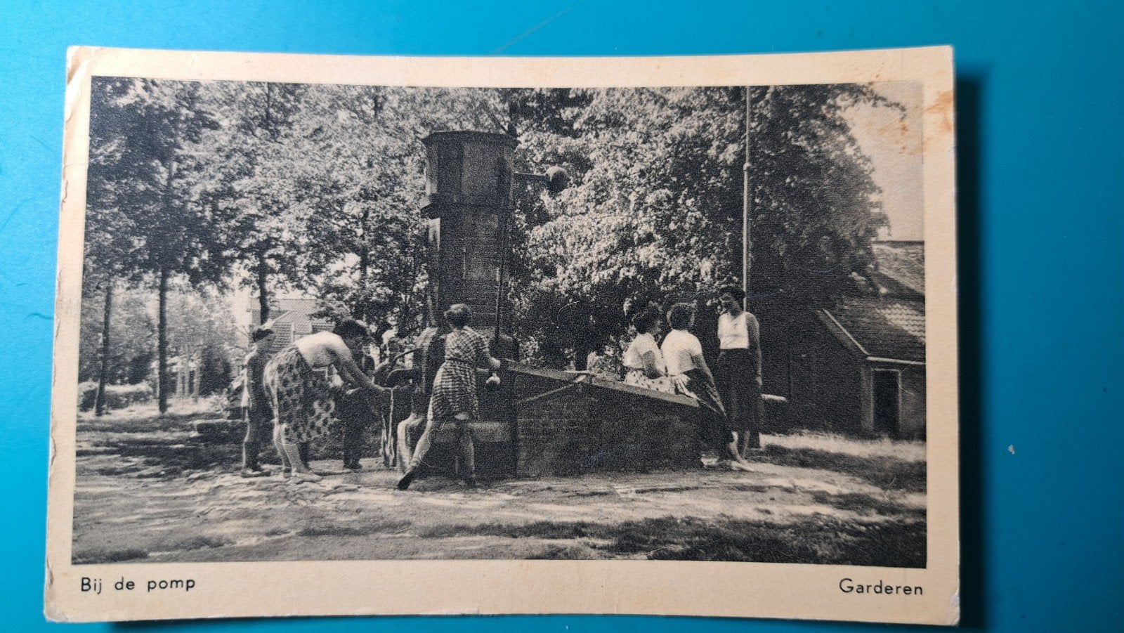 Garderen bij de pomp 1956, Verzamelen, Ophalen of Verzenden, 1940 tot 1960, Gelopen, Gelderland