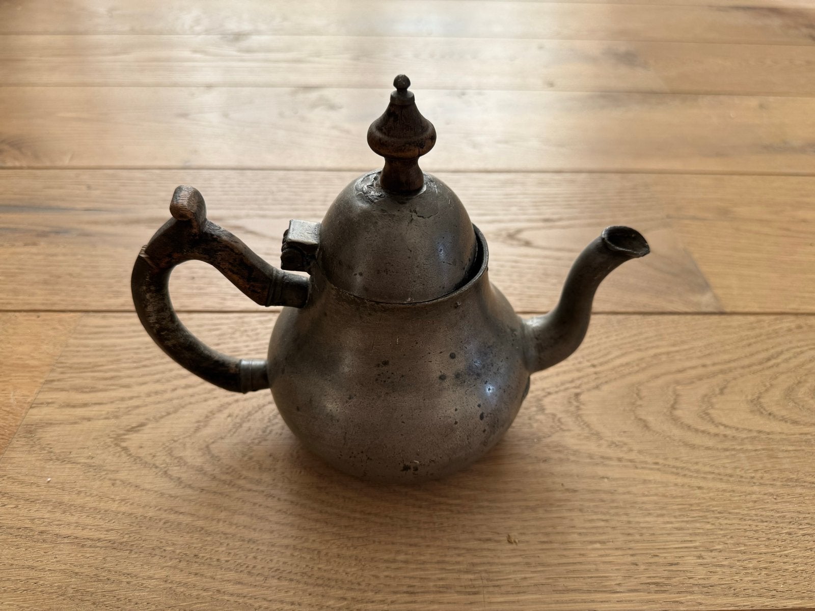 Antieke tinnen theepot met houten handvat en engelmerk, Ophalen of Verzenden