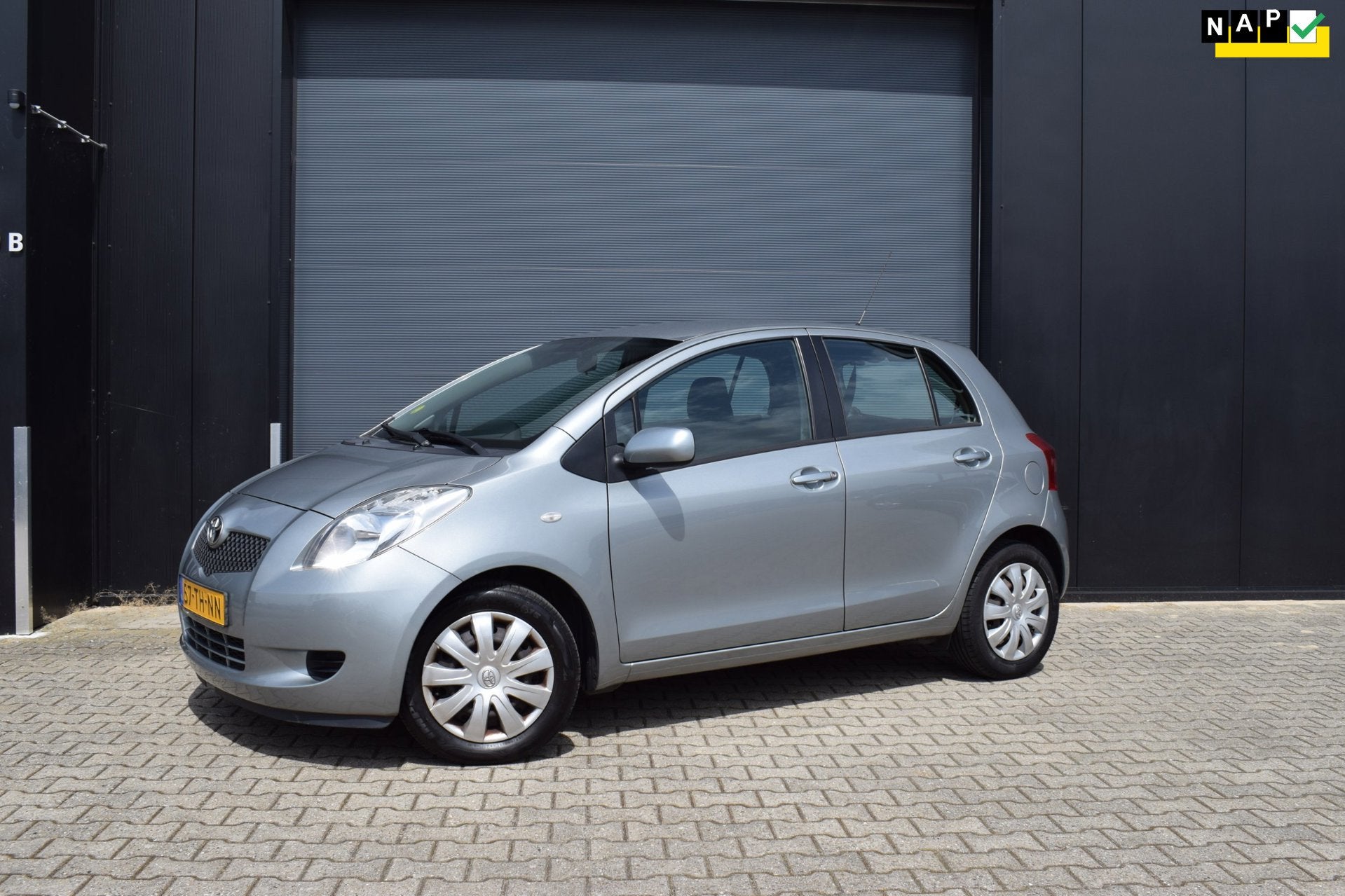 Toyota Yaris 1.3 VVTi Airco, 5drs NW APK, Auto's, Voorwielaandrijving, Stof, Zwart, 4 cilinders