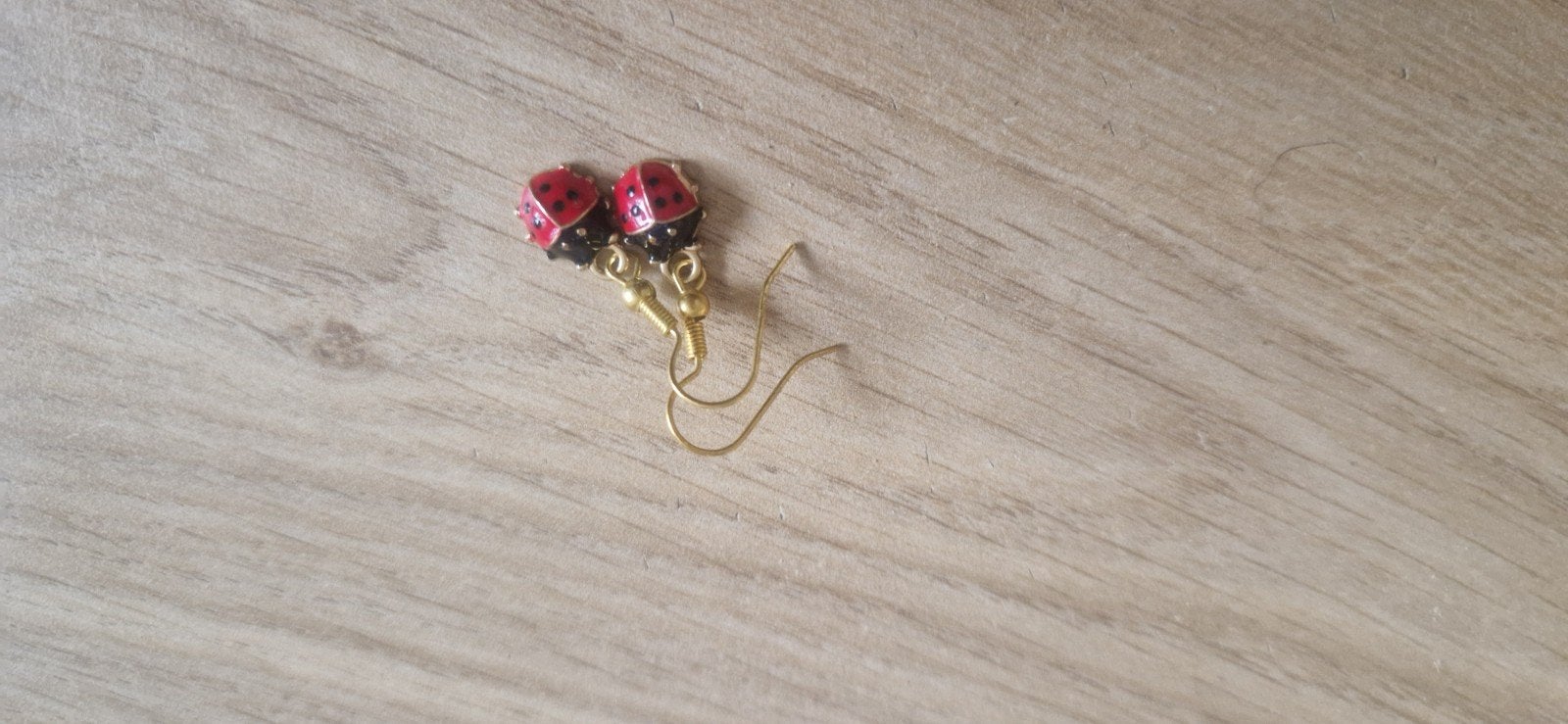 Leuke lieveheersbeestje oorbellen - goudkleurig, Sieraden, Tassen en Uiterlijk, Oorbellen, Overige materialen, Ophalen of Verzenden