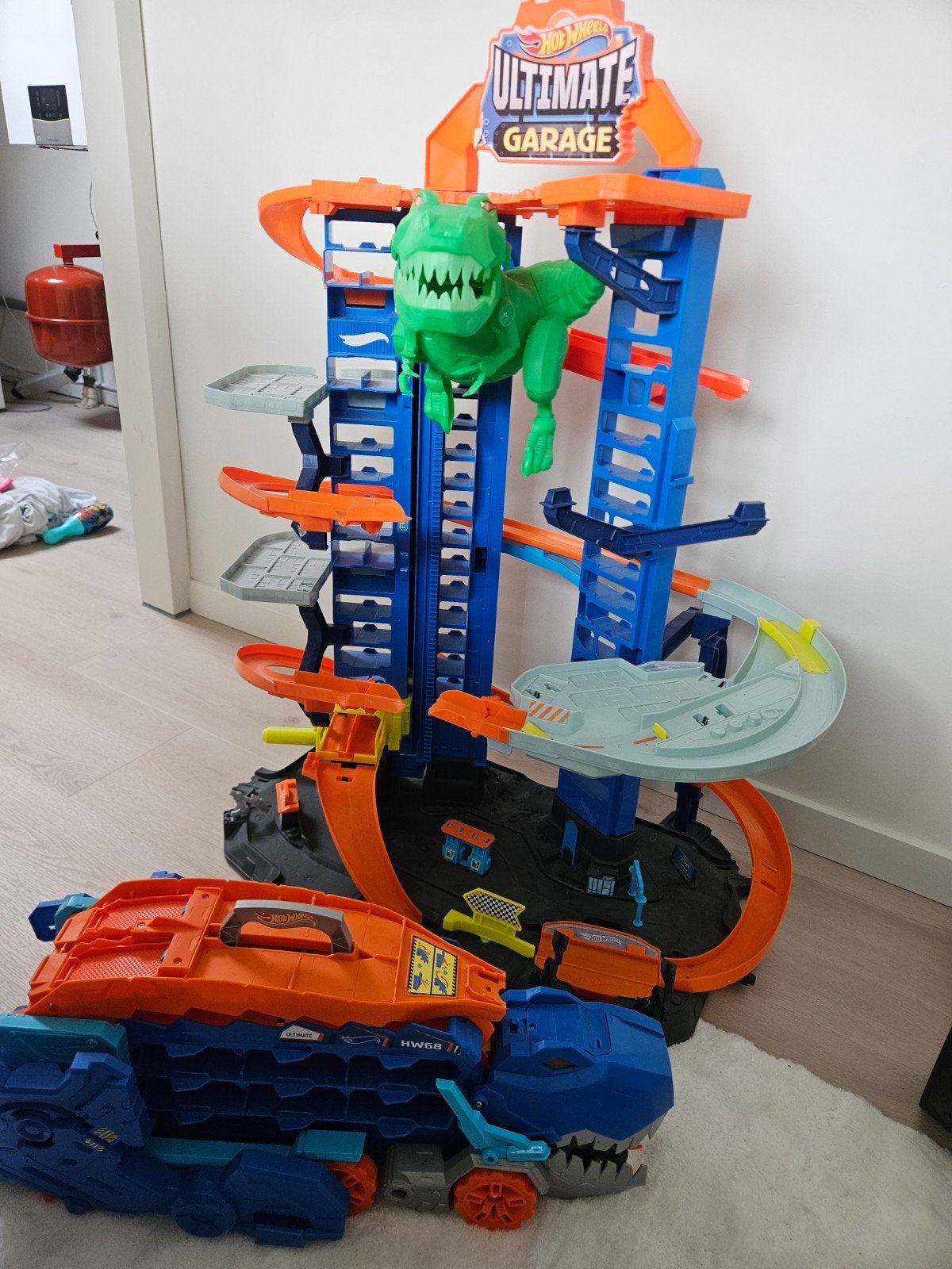 Hot Wheels Ultimate Garage met T-Rex en Haai Transporter, Kinderen en Baby's, Ophalen, Zo goed als nieuw, Jongen of Meisje