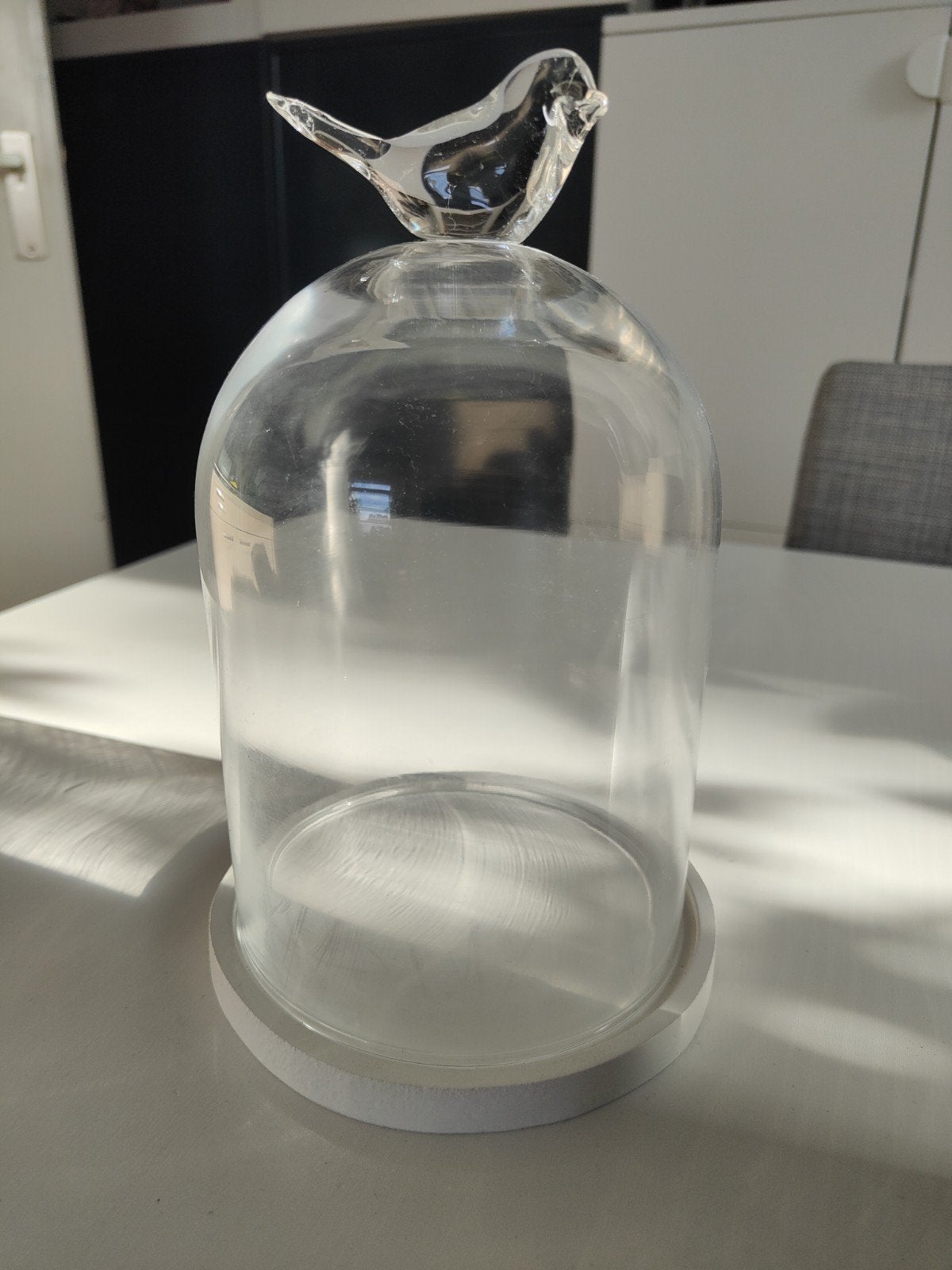 Glazen stolp met vogeltje, Huis en Inrichting, Woonaccessoires | Stolpen, Ophalen, 14 cm, Zo goed als nieuw, Met plateau