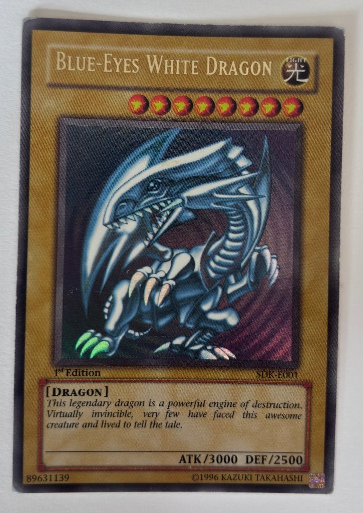 Yu-Gi-Oh! Blue Eyes White Dragon SDK-E001 1st Edition, Hobby en Vrije tijd, Verzamelkaartspellen | Yu-gi-Oh!, Ophalen of Verzenden