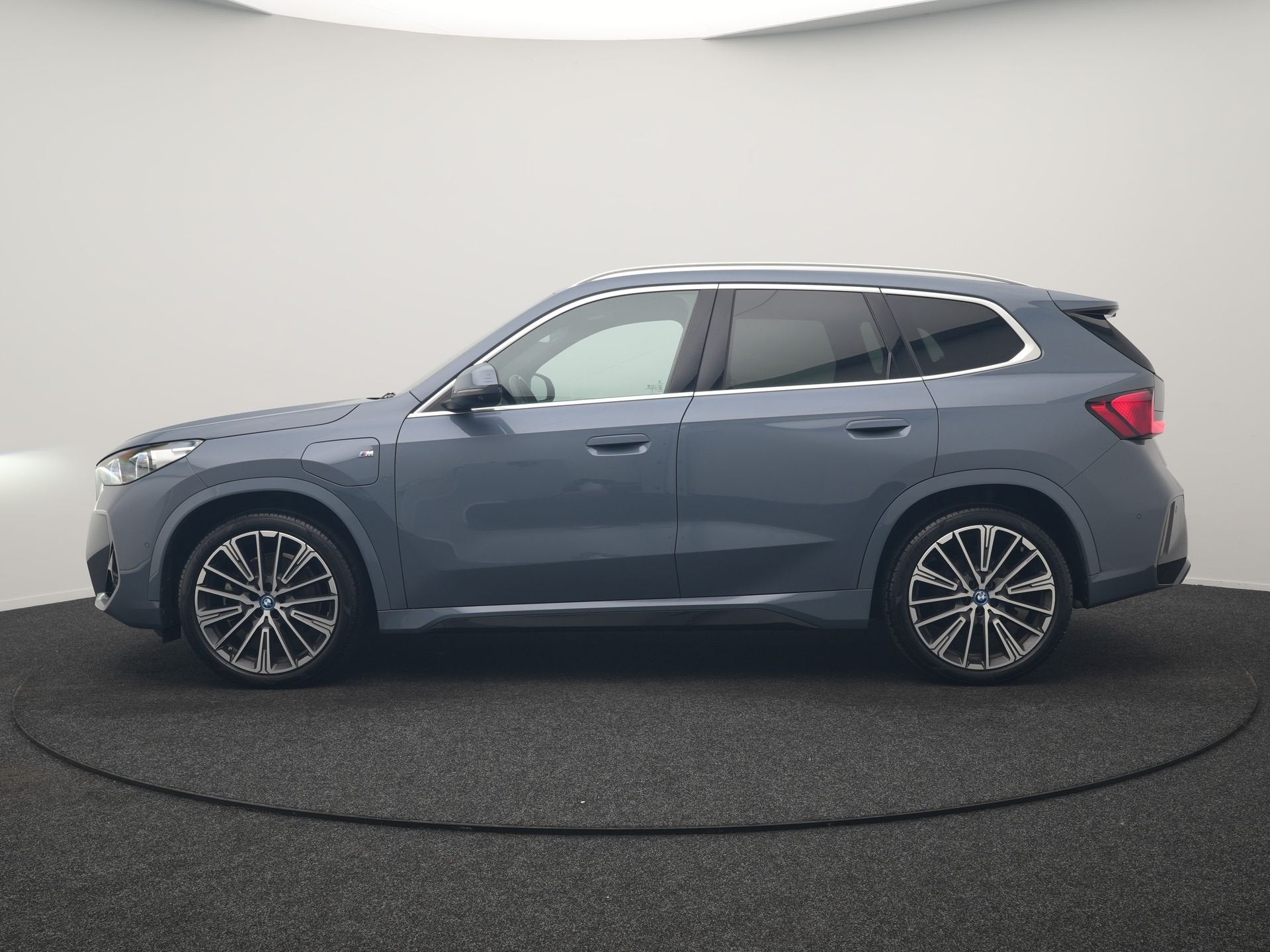 BMW X1 xDrive30e M Sport PHEV 326pk Dealer O.H. | Trekhaak A, Auto's, Zwart, Plug-in hybride, Bedrijf, Automatische klimaatregeling