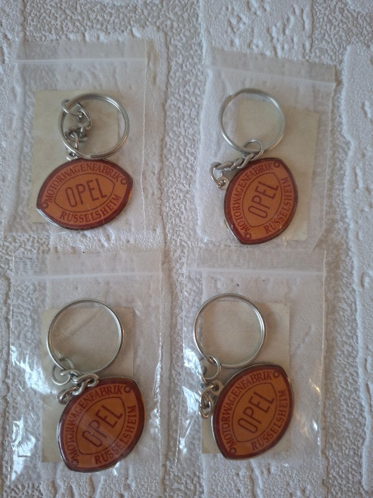 4 stuks unieke vintage Opel sleutelhanger - Motorwagenfabrik, Verzamelen, Sleutelhangers, Ophalen of Verzenden, Nieuw, Transport
