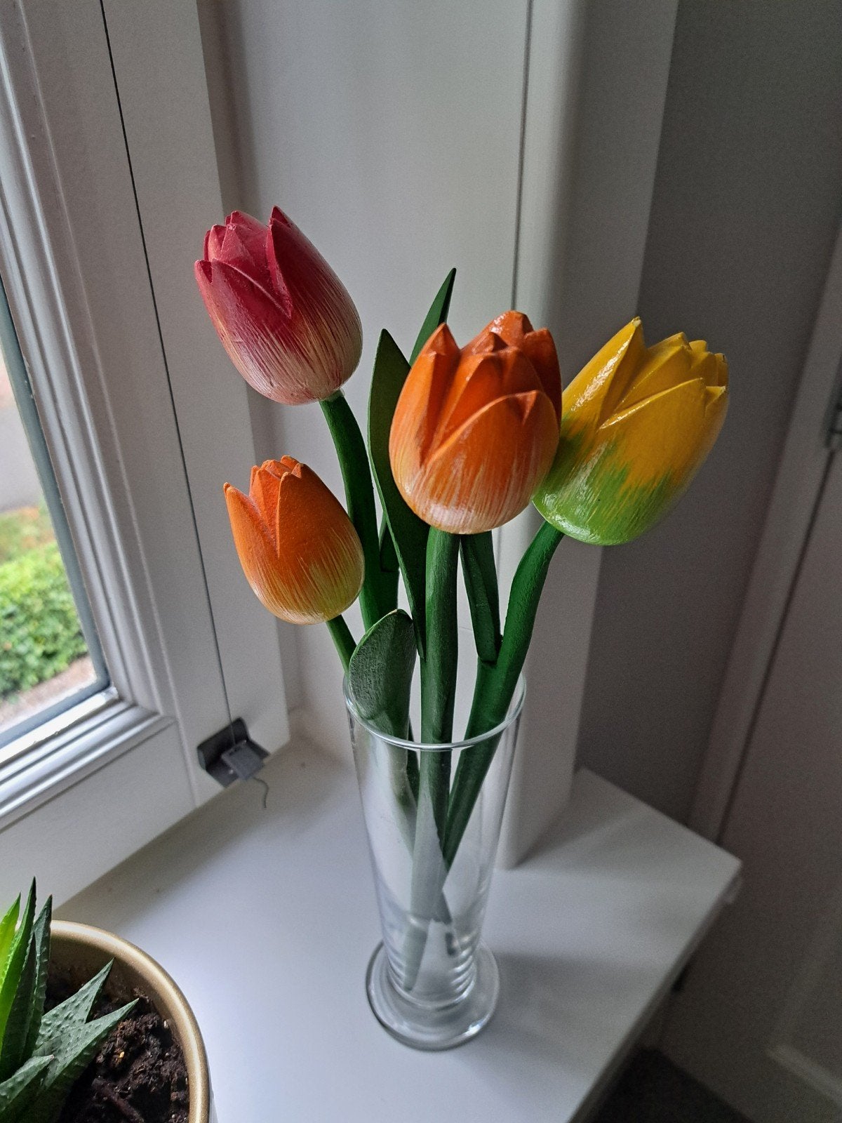 Vaasje met houten tulpen, Huis en Inrichting, Woonaccessoires | Vazen, Meerkleurig, Handgemaakt, Ophalen of Verzenden, Zo goed als nieuw