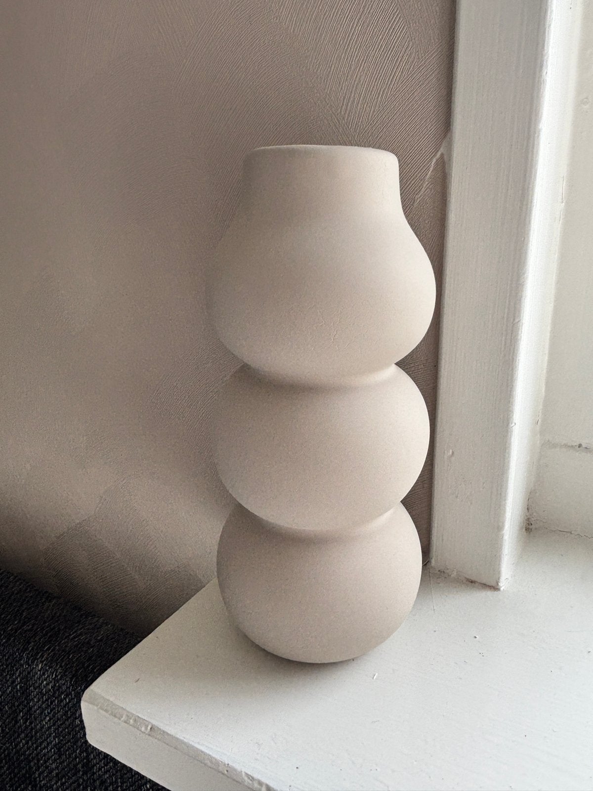 Crèmekleurige vaas met organische vormen, Huis en Inrichting, Ophalen of Verzenden, Zo goed als nieuw, Matte afwerking, Beige