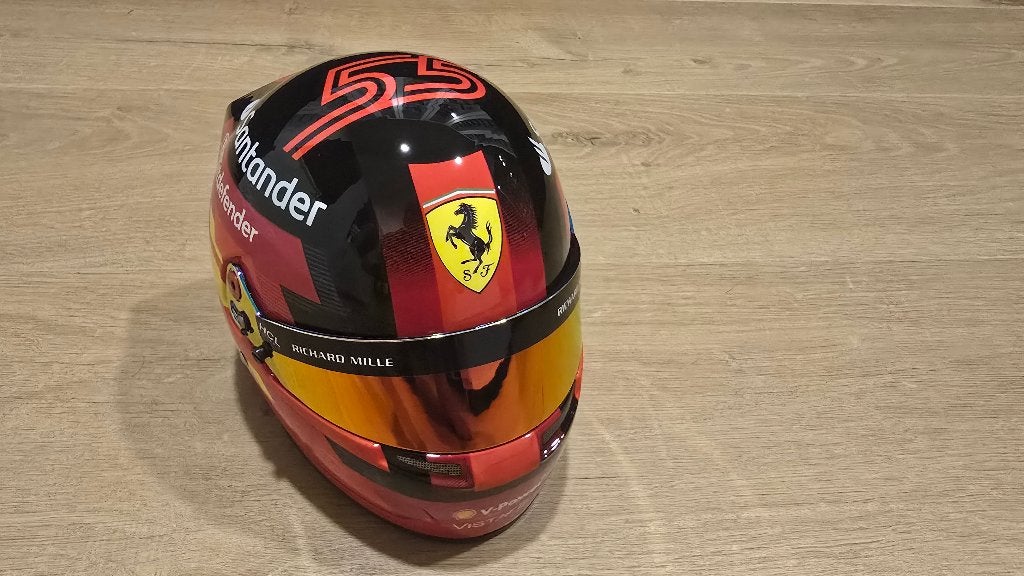 Carlos Sainz helm helmet 1:2 Ferrari 2024, Ophalen of Verzenden, Zo goed als nieuw, Formule 1