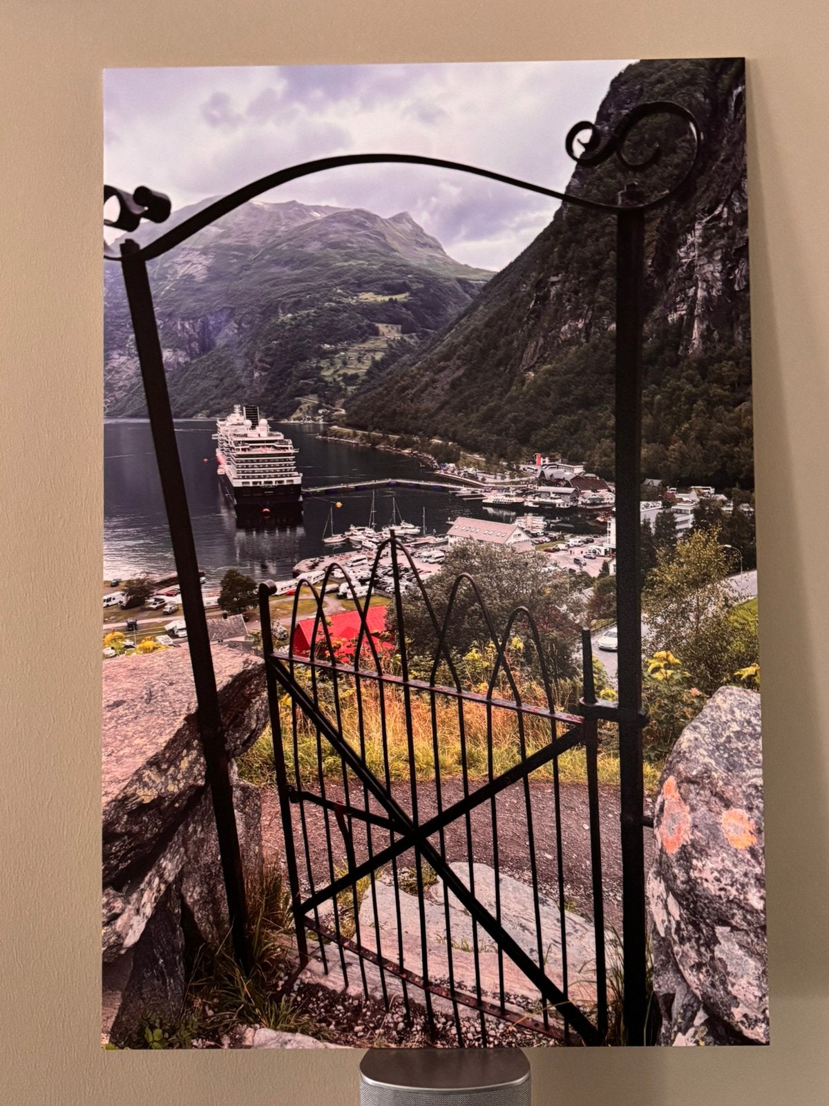 Foto op forex Geiranger (Noorwegen) met ophangsysteem, Ophalen, 50 – 75, Minder dan 50 cm, Zo goed als nieuw