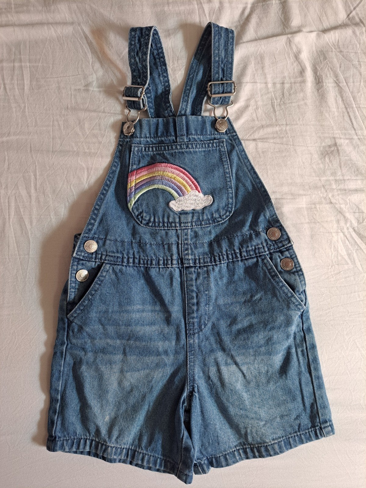 Denim Co tuinbroekje dungaree short met regenboog maat 116, Broek, Ophalen of Verzenden, Zo goed als nieuw, Denim Co