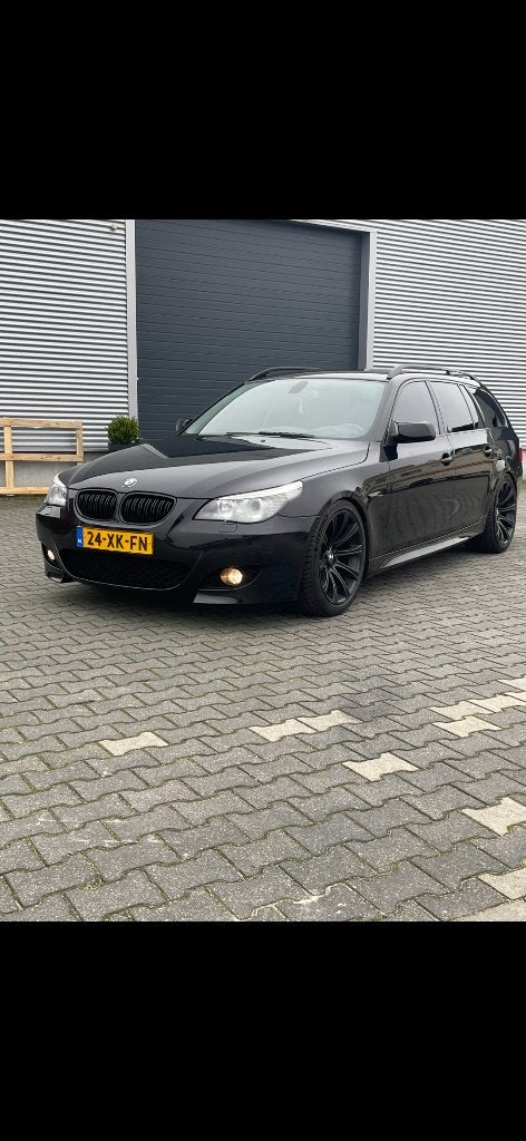 BMW 5-Serie 3.0 I 525 Touring AUT 2007 Zwart, Auto's, BMW, Achterwielaandrijving, 2000 kg, Sound system, Particulier